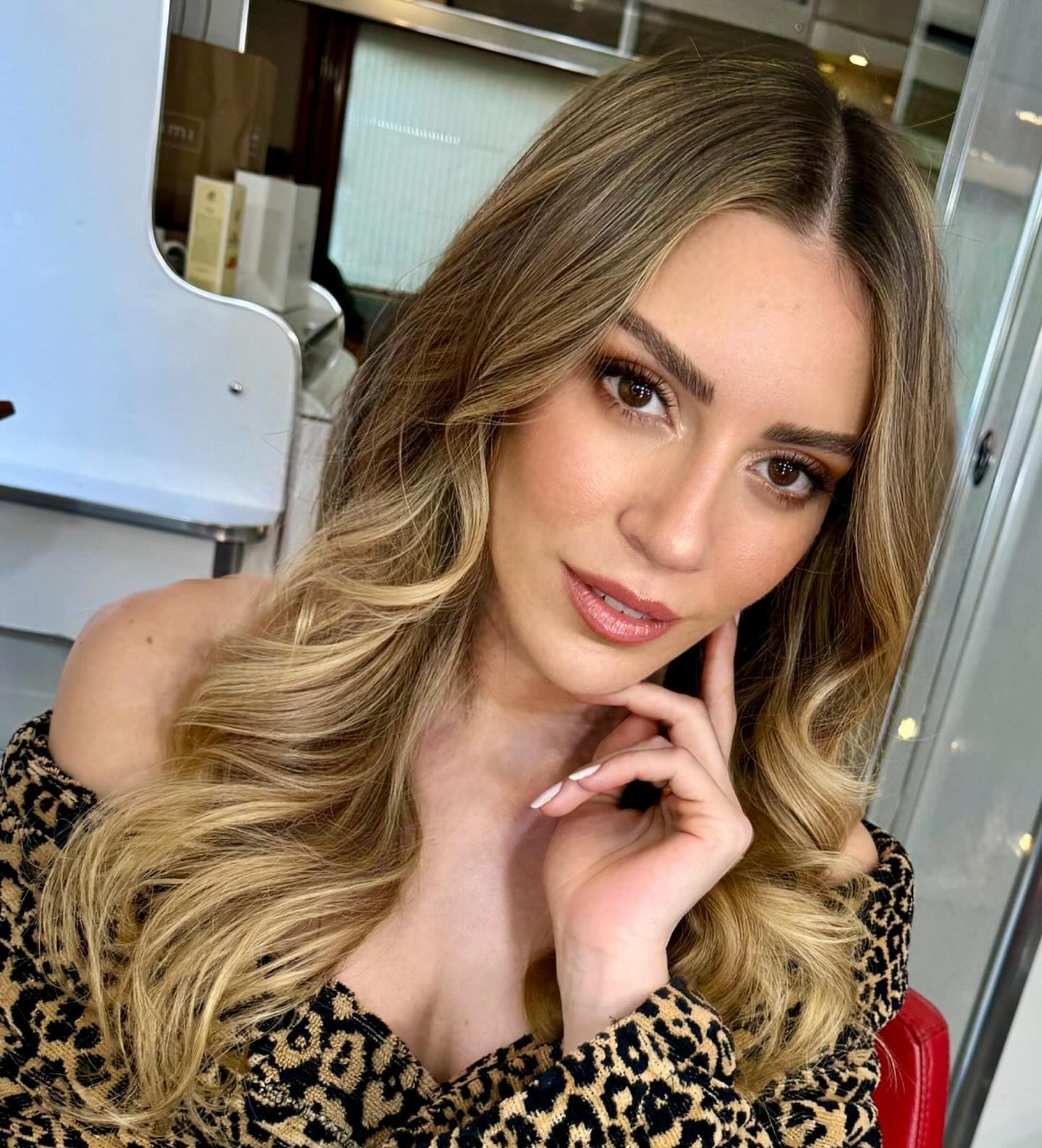 Sinem Kobal Hakkında Bilinmeyenler: Hayatı ve Kariyeri