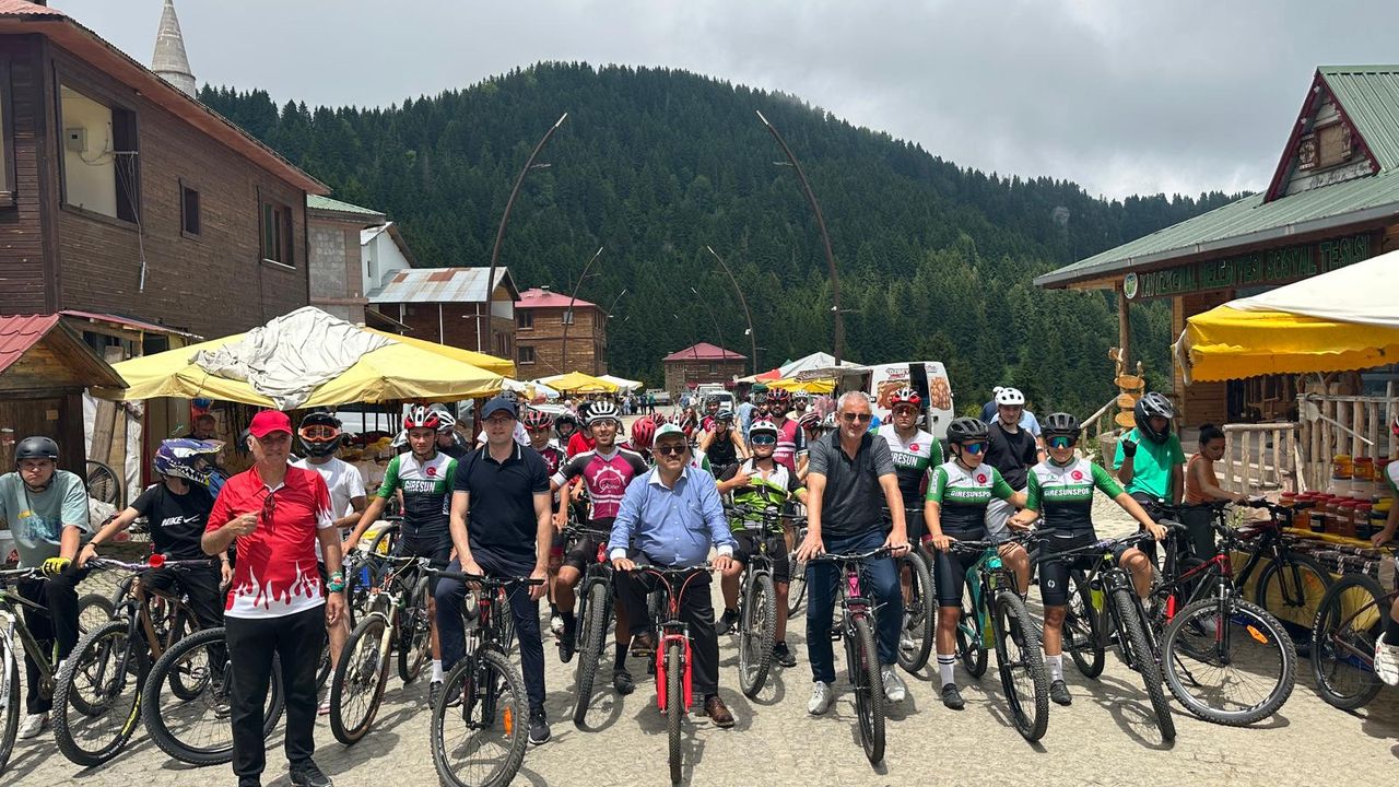 Sinoplu Bisikletçiler Renkli Etkinlikte Bir Araya Gelerek Pedal Çevirdi