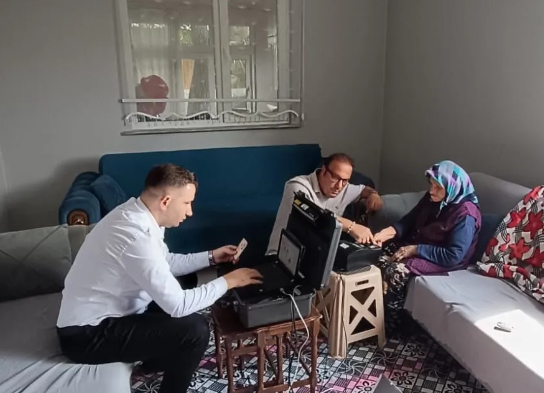 Yatalak ve Engelli Vatandaşlara Evde Kimlik Kartı Hizmeti