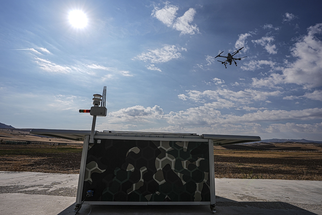 Pasifik Teknoloji’nin iştiraki SAVX Teknoloji, KORGAN-M adlı akıllı dron istasyonunu göreve hazır hale getirdi. Sistem, uzaktan komutla otomatik olarak görev yapabilen, kapalı kutu şeklinde bir dron otoparkı olarak tasarlandı.