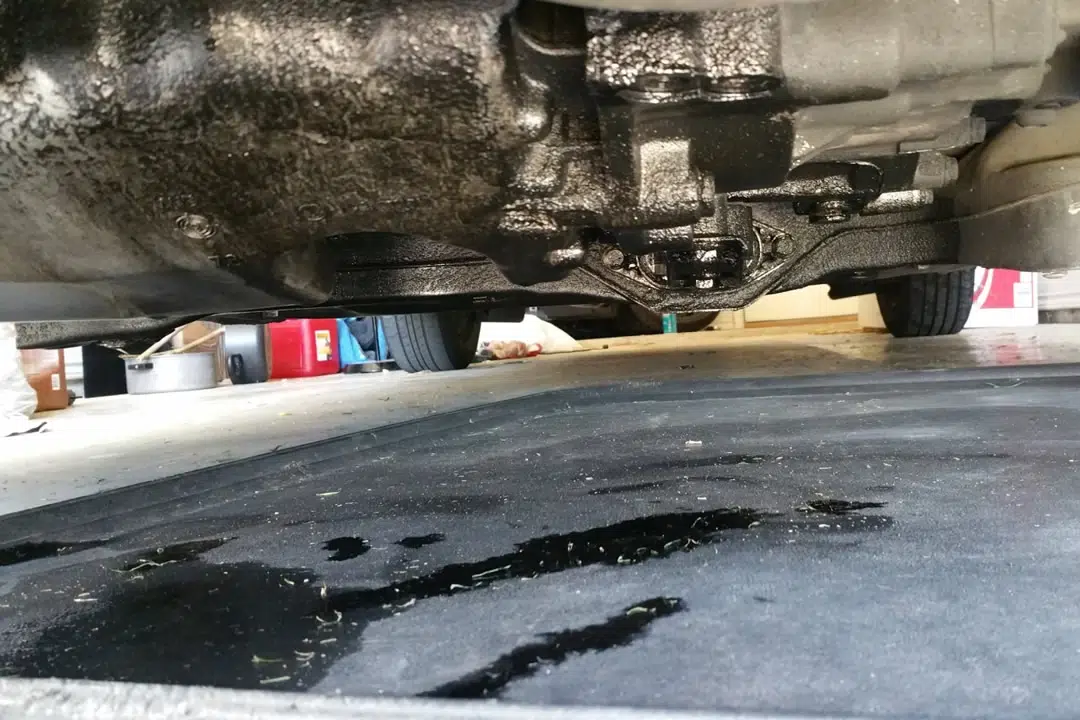 Araba Altında Yağ Görünce Paniklemeli Miyiz?