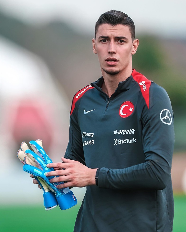 Berke Özer Kimdir?