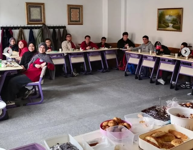 Ayancık’taki Okullardan Filistinli Çocuklara Destek