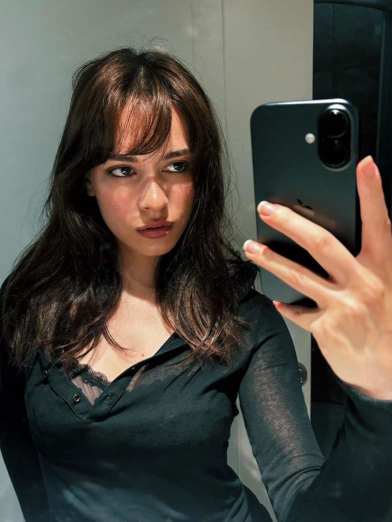 Helin Elveren Kimdir?