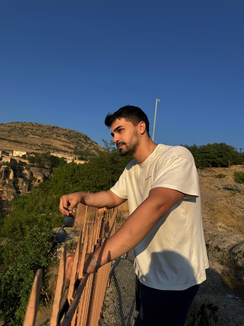 Oktay Ekinci Kimdir?