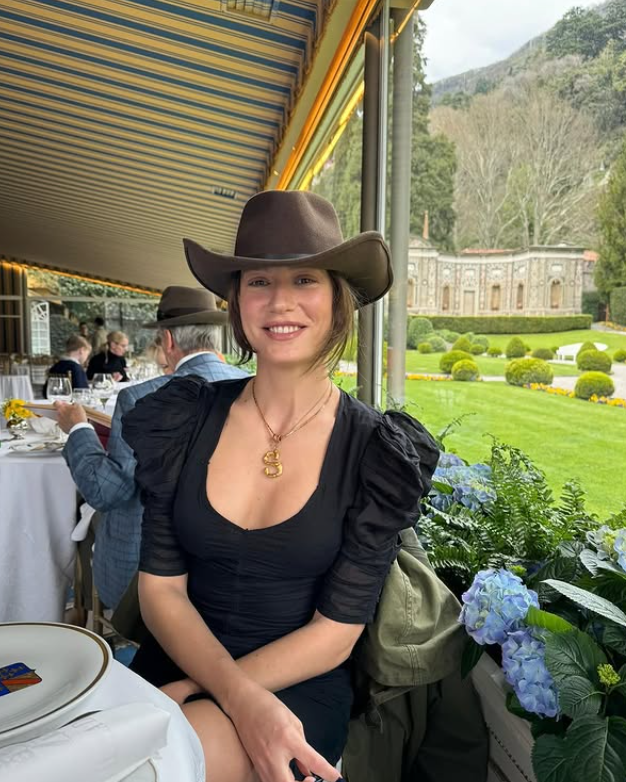 Serenay Sarıkaya Kimdir?