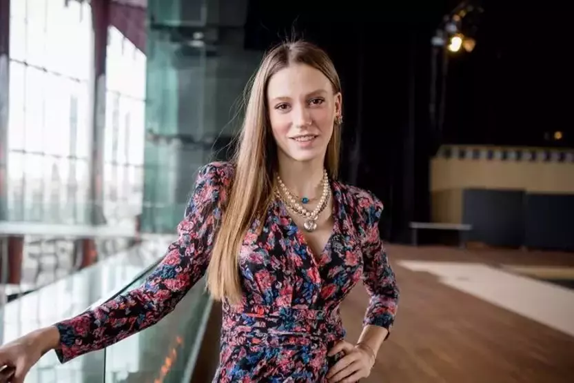 Serenay Sarıkaya Kimdir?