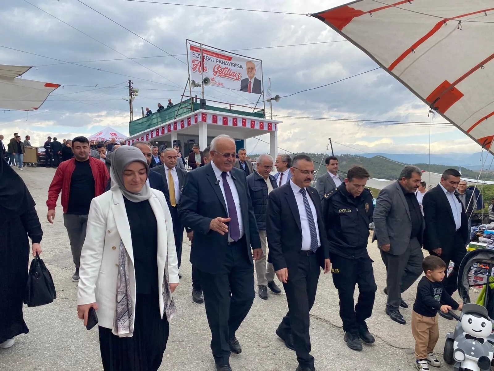 Boyabat Kaymakamı Enver Yılmaz, Belediye Başkanı Hasan Kara ve ilçe protokolü, açılış töreninde vatandaşlarla bir araya geldi.
