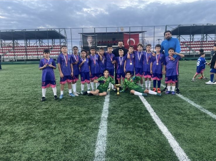 Ayancık Belediye Spor'dan 29 Ekim Cumhuriyet Kupası U-12 Futbol Turnuvası'nda Büyük Zafer!