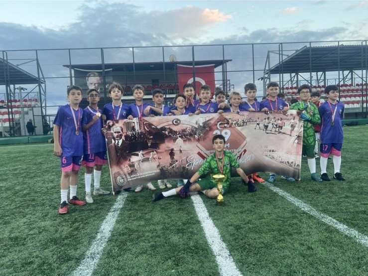 Ayancık Belediye Spor'dan 29 Ekim Cumhuriyet Kupası U-12 Futbol Turnuvası'nda Büyük Zafer!