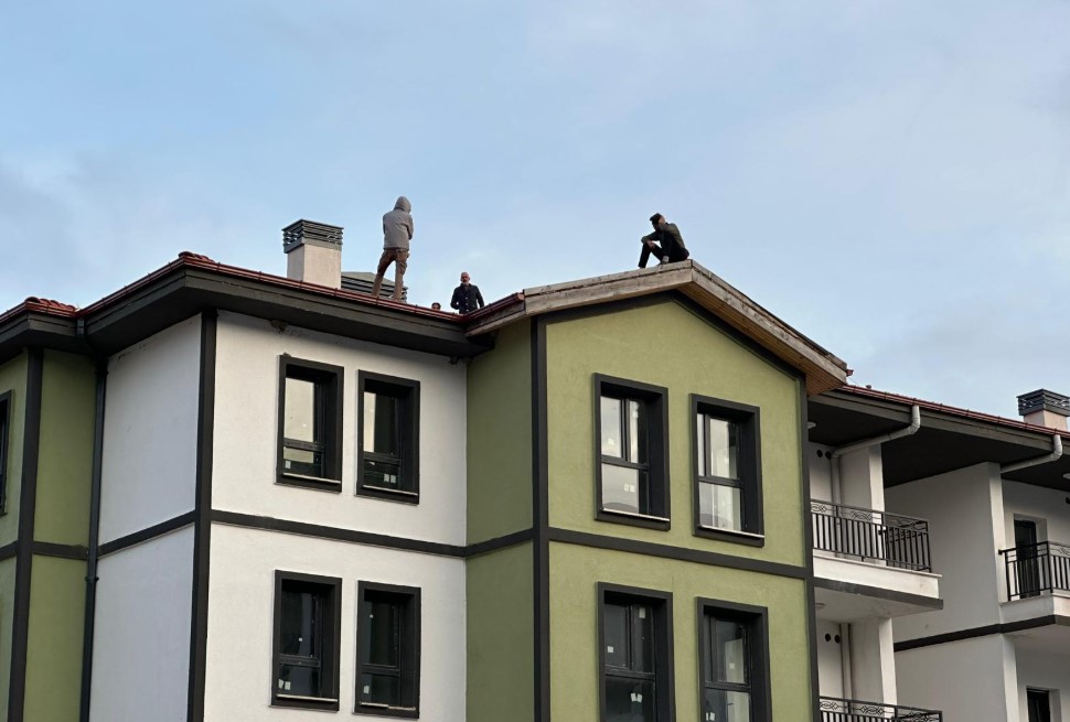 Ayancık’ta maaşlarını alamayan işçiler çatıya çıkarak eylem yaptı