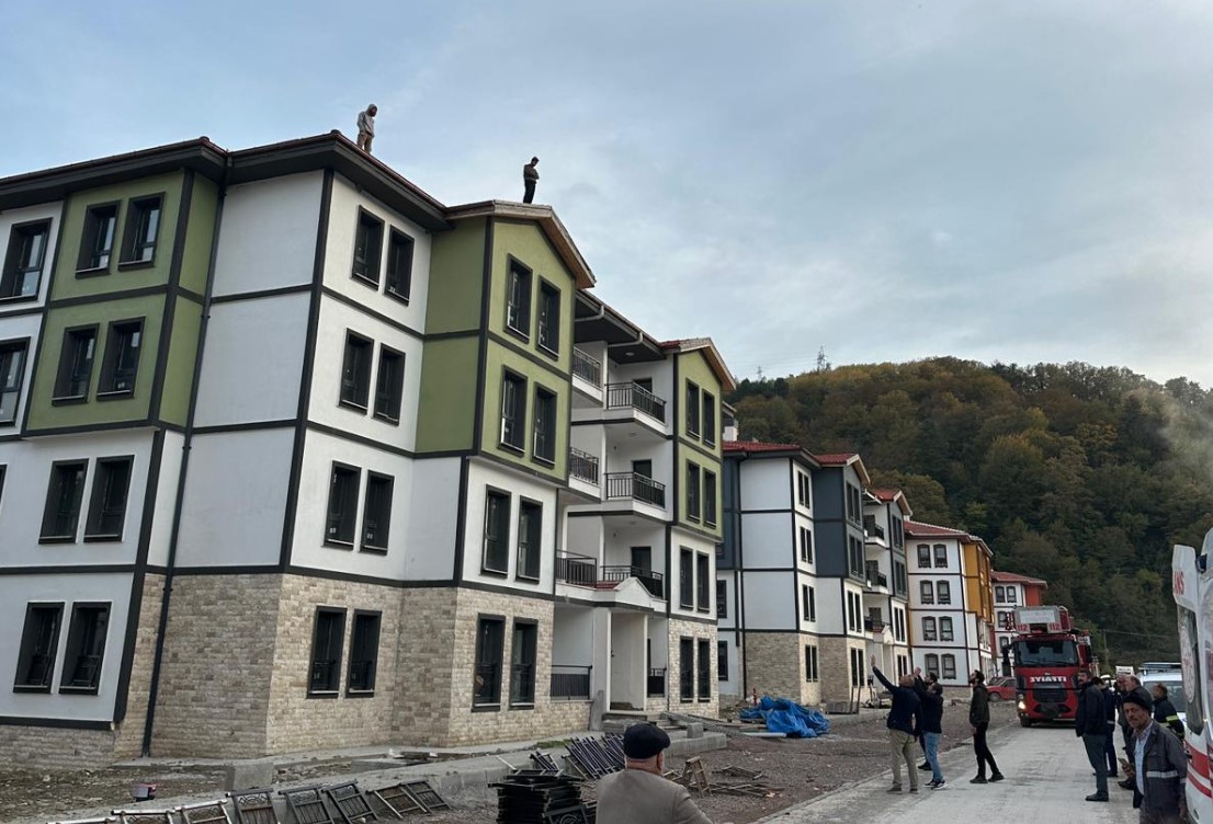 Ayancık’ta maaşlarını alamayan işçiler çatıya çıkarak eylem yaptı