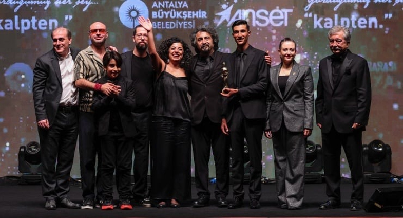 Tavşan İmparatorluğu: Film Konusu, Oyuncu Kadrosu ve Merak Edilen Detaylar