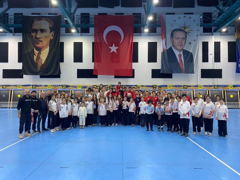Samsun’da U15 Salon Okçuluk İl Birinciliği müsabakaları düzenlendi