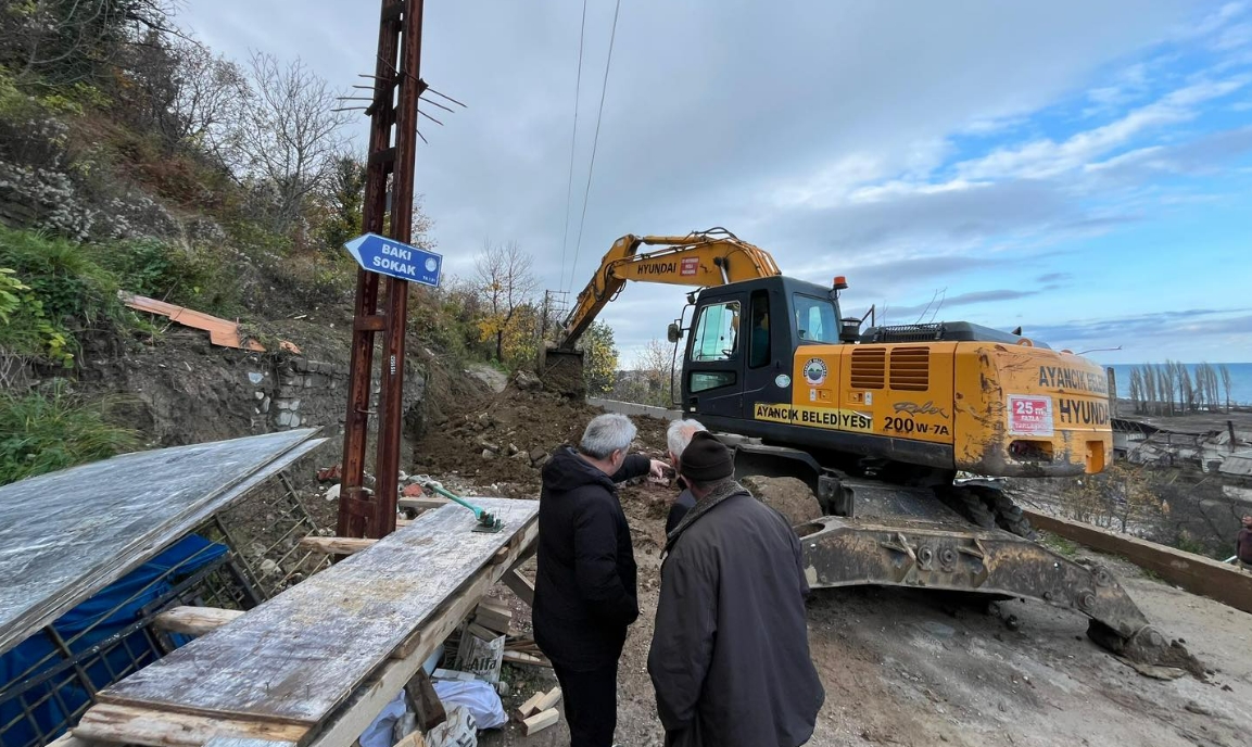Ayancık’ta Yol ve İstinat Duvarı Çalışmaları Sürüyor