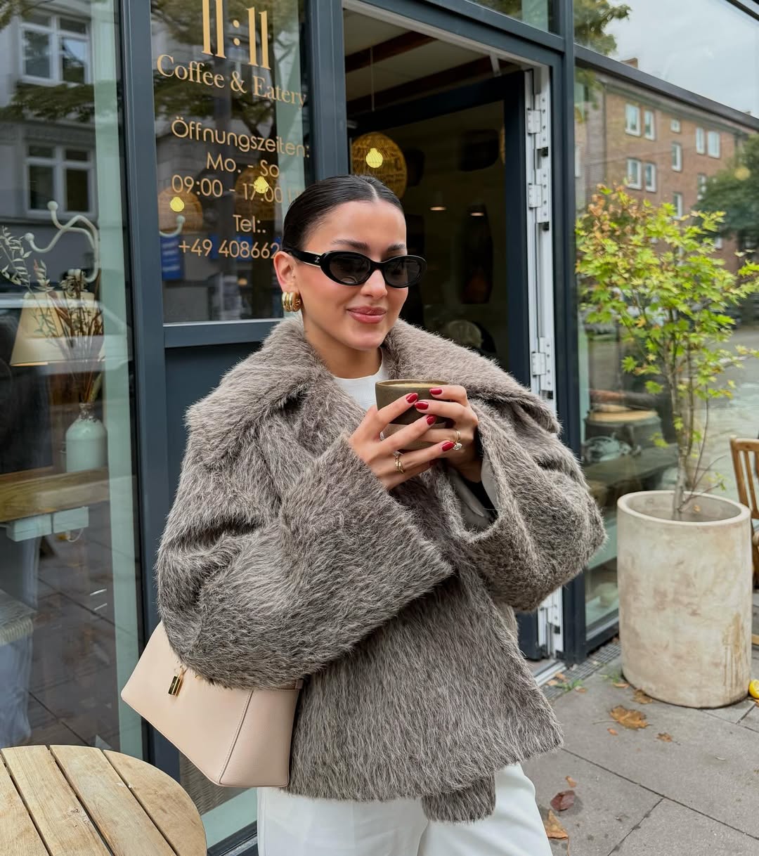 Asena Atalar Kimdir?