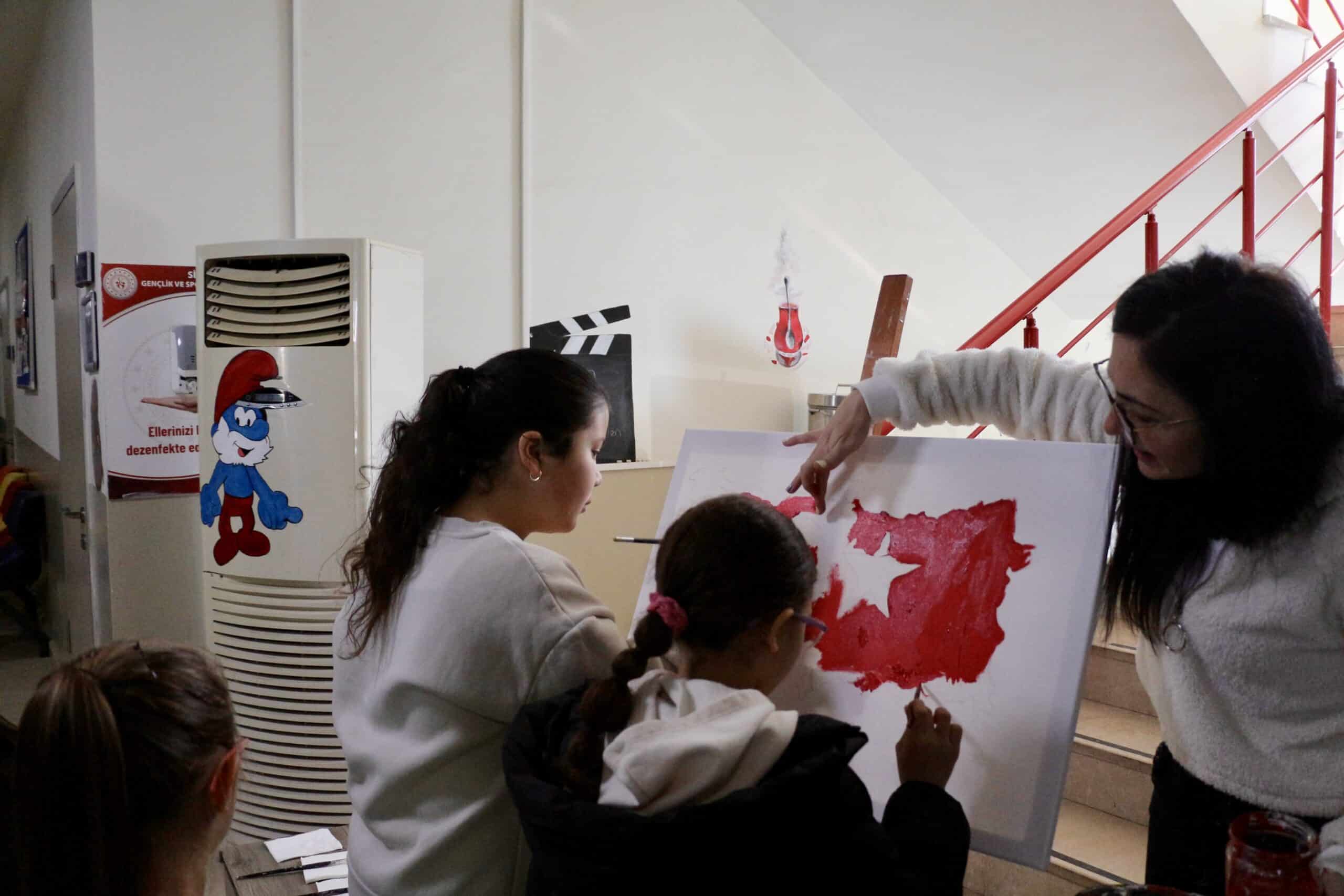 Ayancık’ta öğrenciler Türk bayrağı çizdi