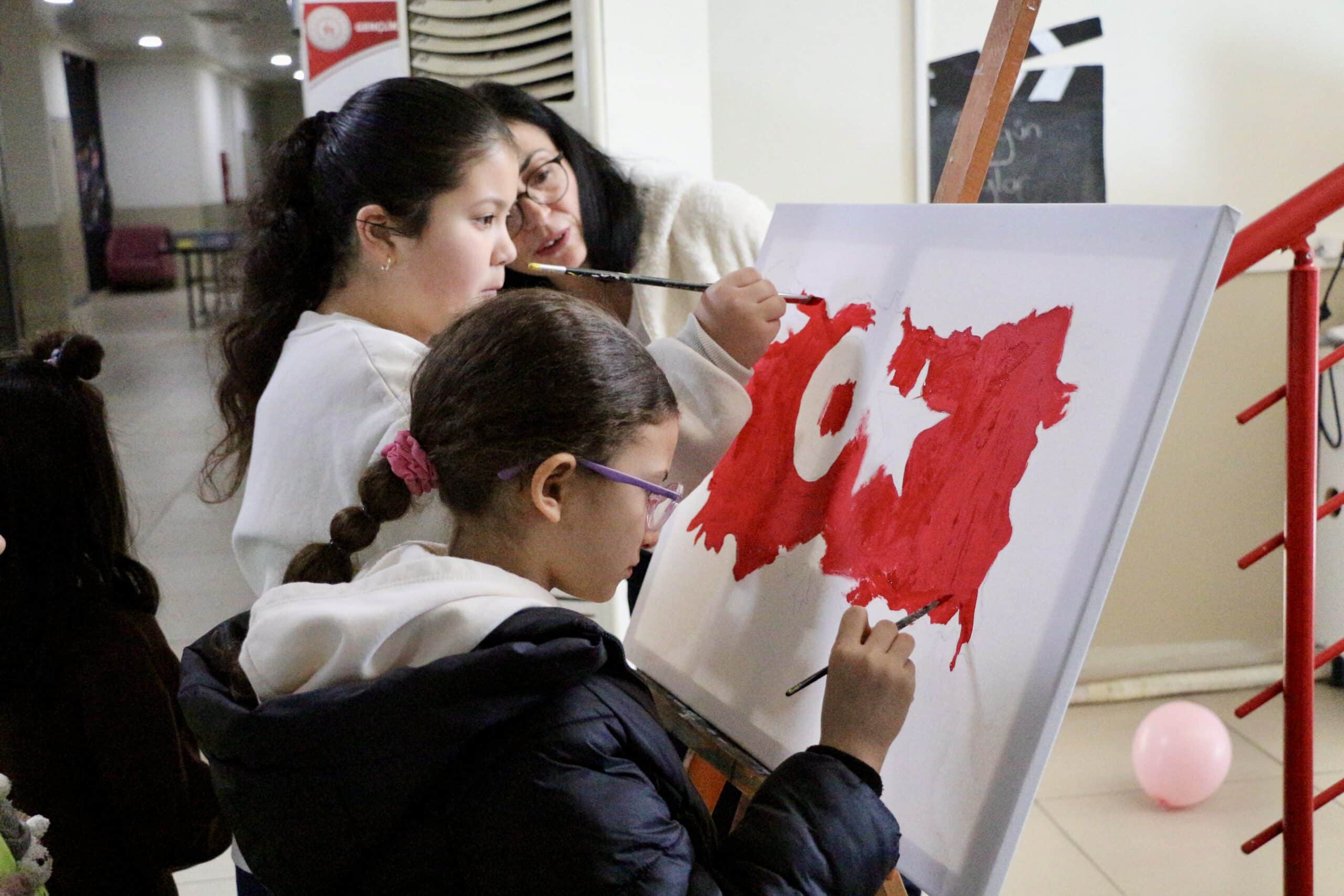 Ayancık’ta öğrenciler Türk bayrağı çizdi