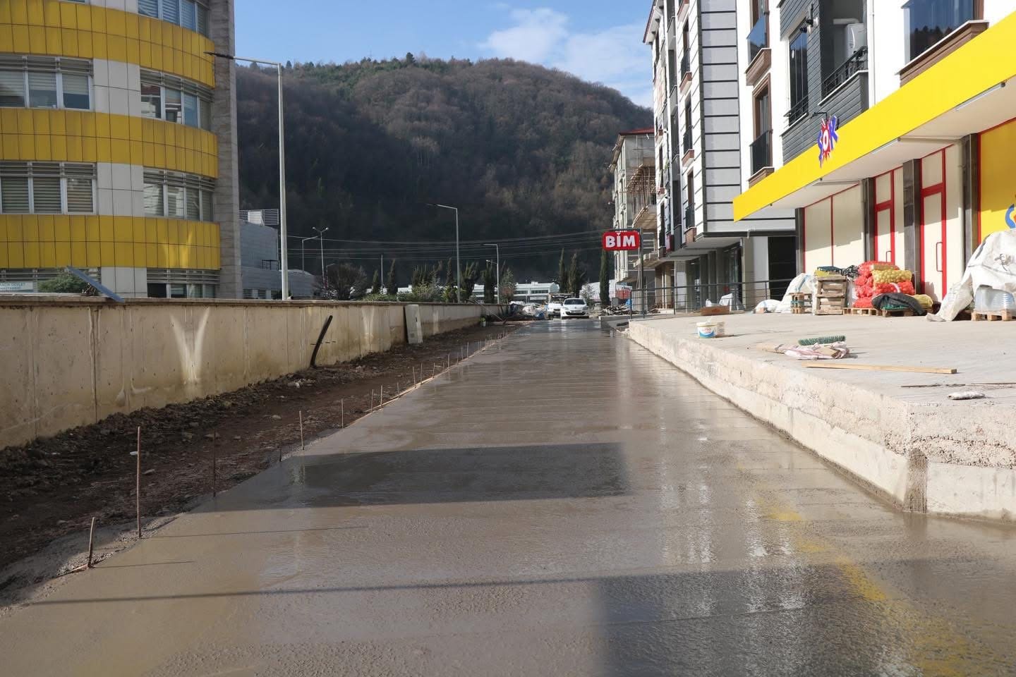 Ayancık’ta Şifa Sokak’ta Beton Yol Çalışmaları Tamamlandı