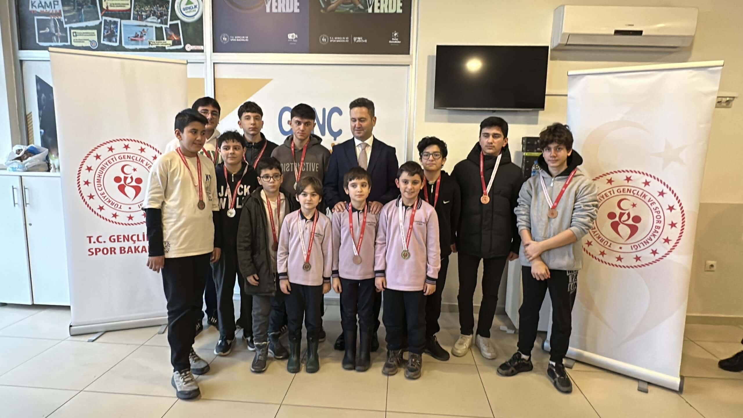 Ayancık'ta Okullar Arası Satranç Turnuvası Gerçekleştirildi