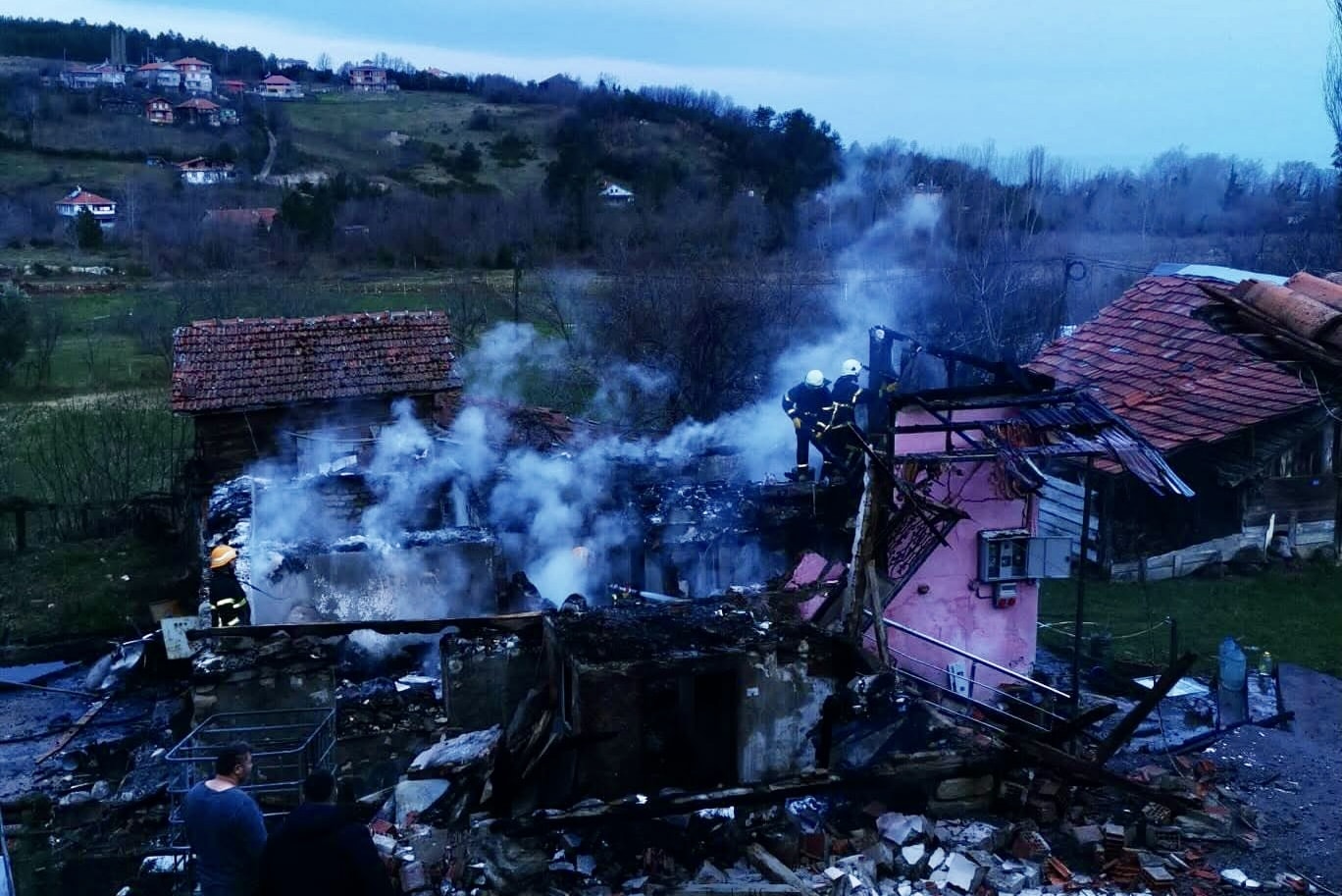 Ayancık’ta çıkan yangında bir ev yandı