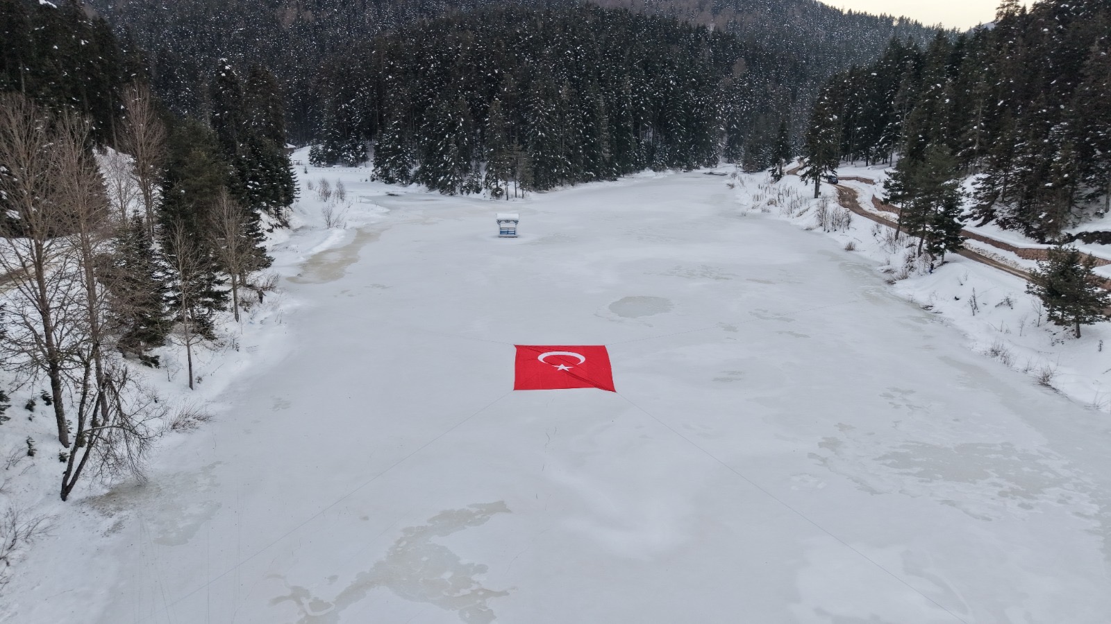 Ayancık’ta buz tutan göle Türk bayrağı açıldı