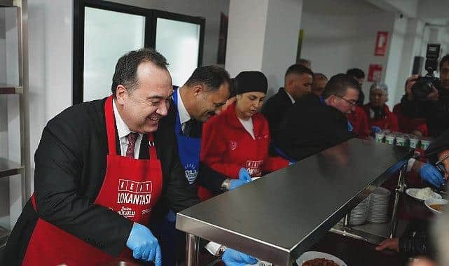 Demirci’de Büyükşehir’den Sosyal Atılım: Kent Lokantası, Halk Mandırası ve Halk Ekmek Hizmete Girdi