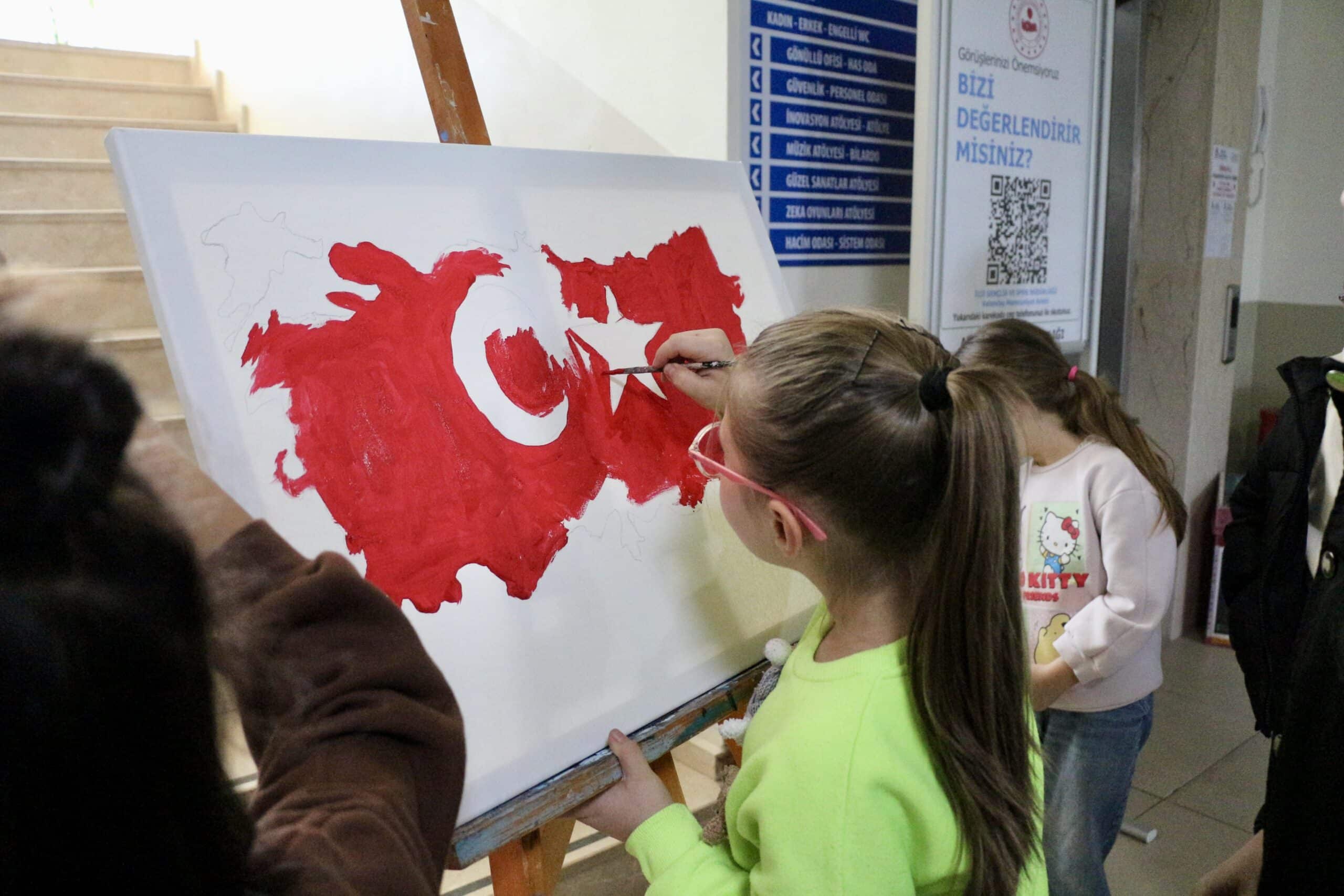 Ayancık’ta öğrenciler Türk bayrağı çizdi