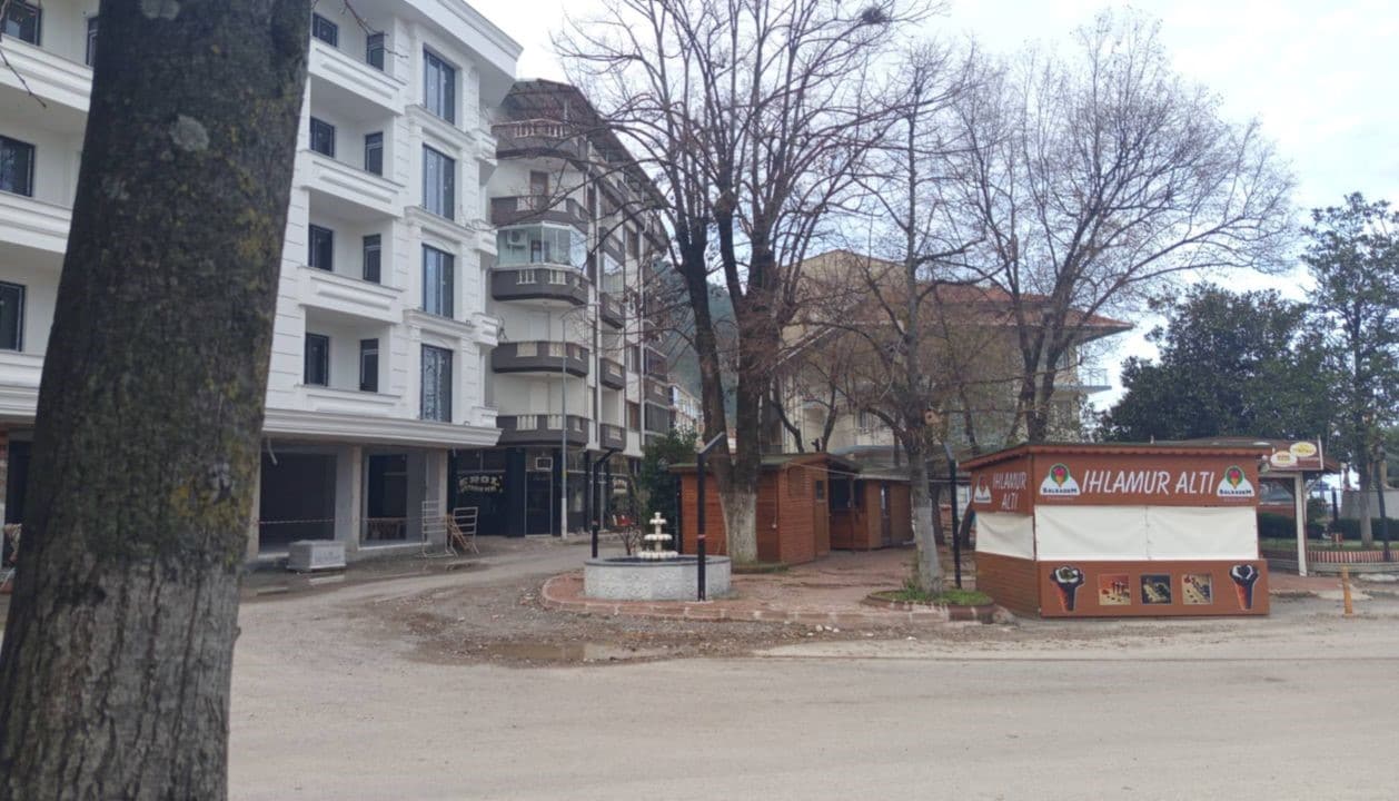 Yol genişletme çalışmaları sonrası, tüm güzelliğini kaybeden Şadırvan ve çevresi.