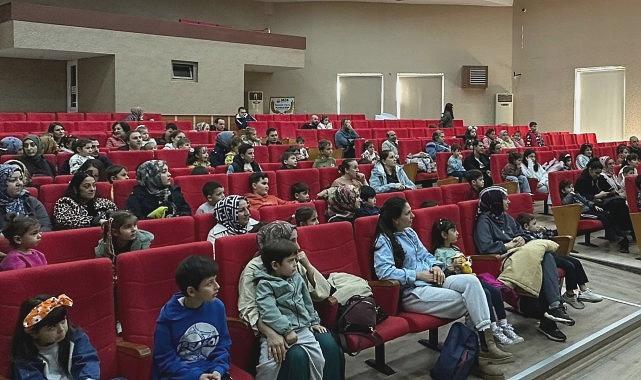Gölcük’te Çocuklar İçin Renkli Sahne Etkinlikleri Keyfi