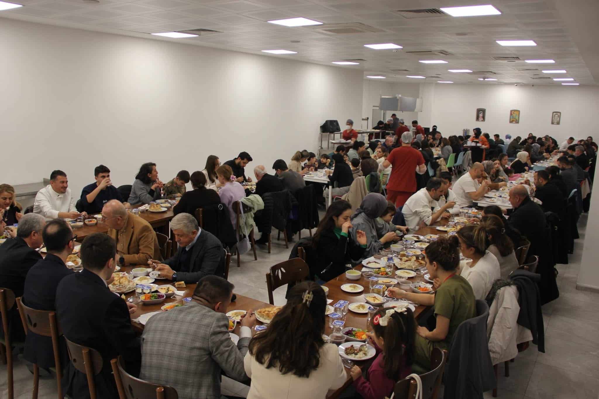 Sağlık çalışanları iftarda buluştu