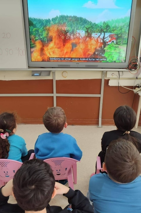 Ayancık'ta öğrenciler fidan dikti