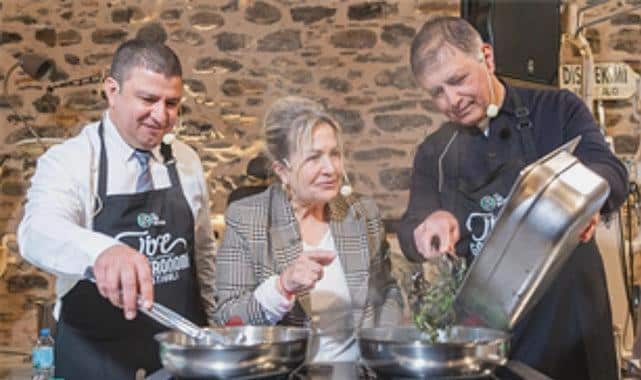 Başkan Tugay Tire’de Önlük Giyip Mutfağa Girerek Yemek Yaptı