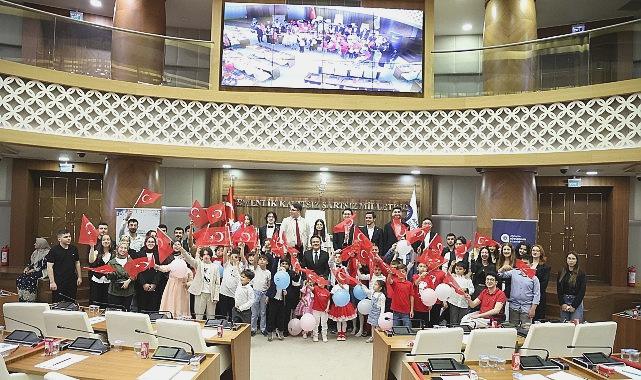 Antalya Büyükşehir Meclisinde Çocuklar Koltukları Değiştiriyor