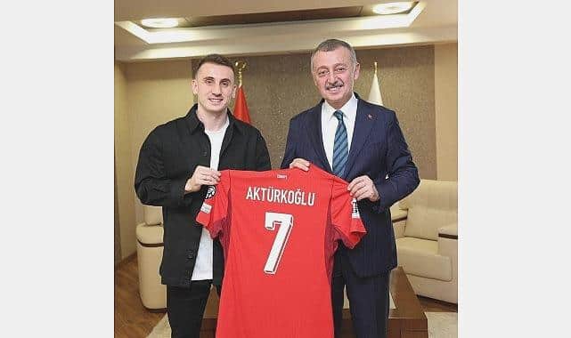 Kerem Aktürkoğlu’ndan Başkan Büyükakına Özel Milli Forma Hediyesi