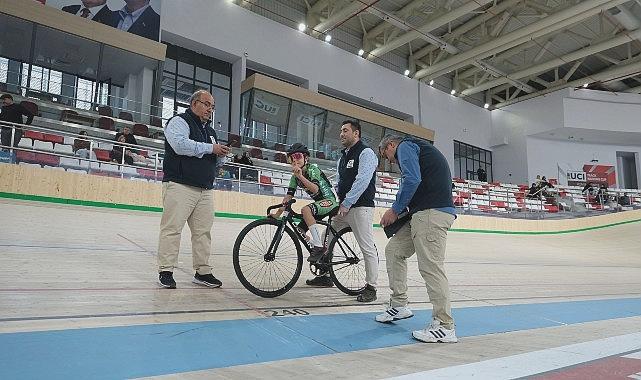 Konya Velodromunda Genç Bisikletçilerin Hız ve Gücün Zirvesi