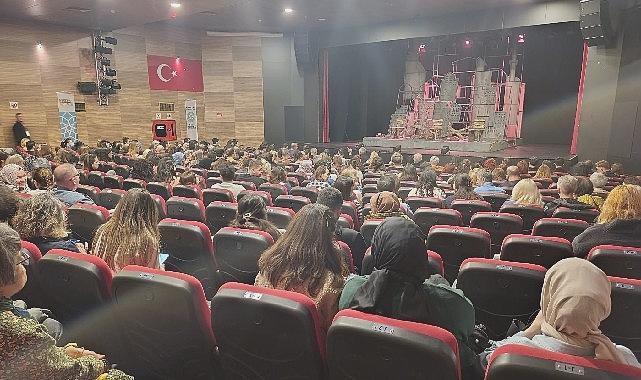 Manisa Şehir Tiyatrosu’nda ‘İstanbuldan Daha Güzelsin’ Oyunu Sahnelendi