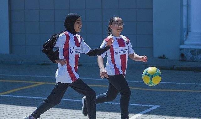 OSB Ortaokulunda 1.100 Öğrenciye İnegölspor Formaları Hediye Edildi