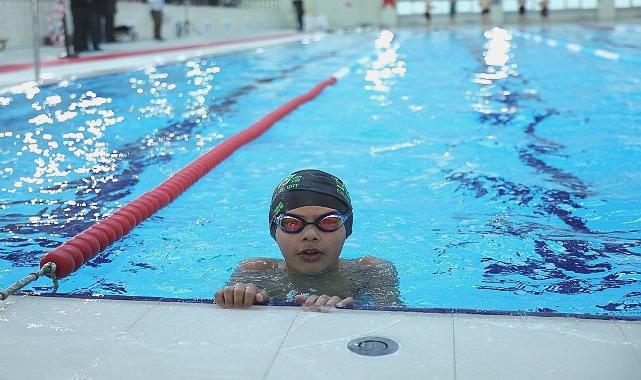 Osmangazi Yüzme Şenliğinde Şampiyonlar Kupalarını Taşıdı