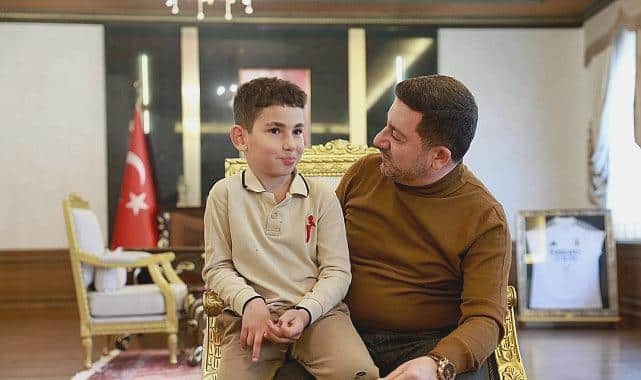 Rasim Başkan, Küçük Hayranını Belediyede Misafir Etti | Ayancık Gazetesi