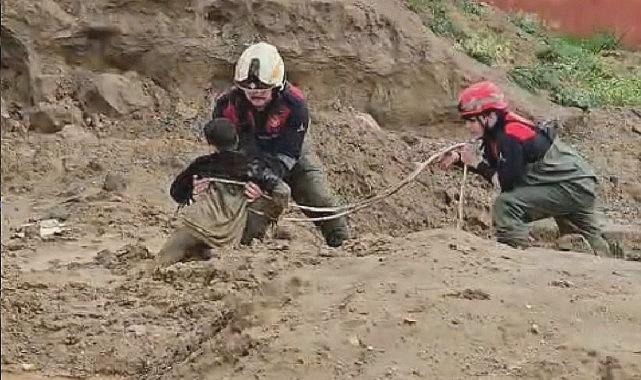 Torbalı’da Çamura Saplanan İki Çocuk İtfaiyenin Kahramanca Müdahalesiyle Kurtarıldı