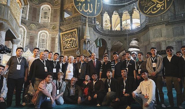 Başkan Altay, “Genç Seyyah” Projesi Kapsamında İstanbul Gezisine Katılan Öğrencilerle Bir Araya Geldi