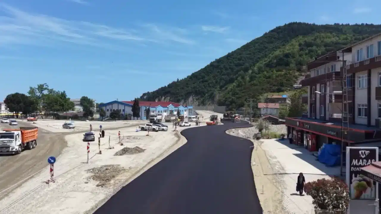 Ayancık Otogar Kavşağında Sıcak Asfalt Serimi Devam Ediyor