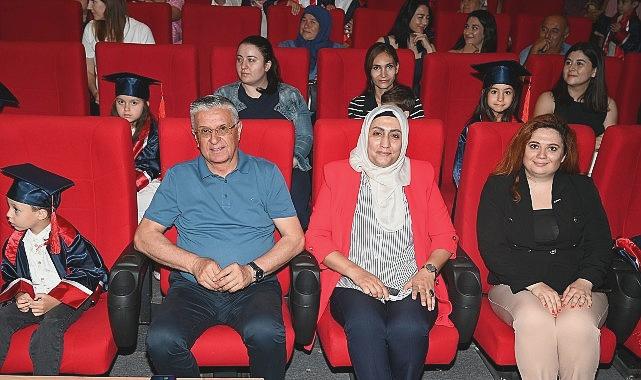 Öğrencilerin mezuniyet sevinci