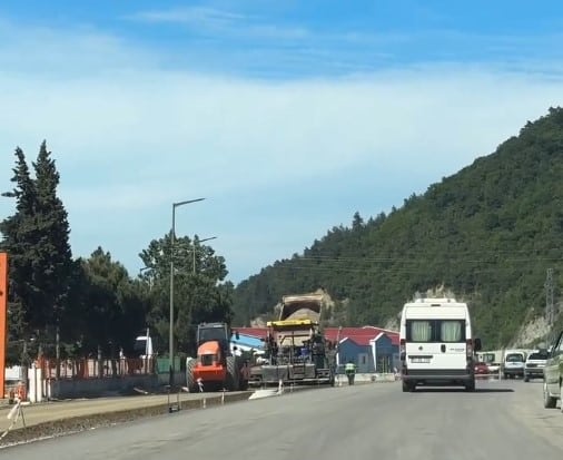 Ayancık Otogar Kavşağında Sıcak Asfalt Serimi Devam Ediyor