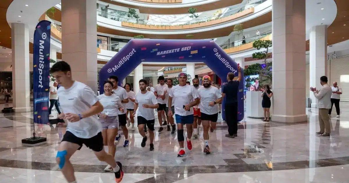 İzmir’de AVM Koridorları Parkura Dönüştü
